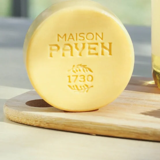 Savon solide Maison Payen 1730 posé sur une planche en bois